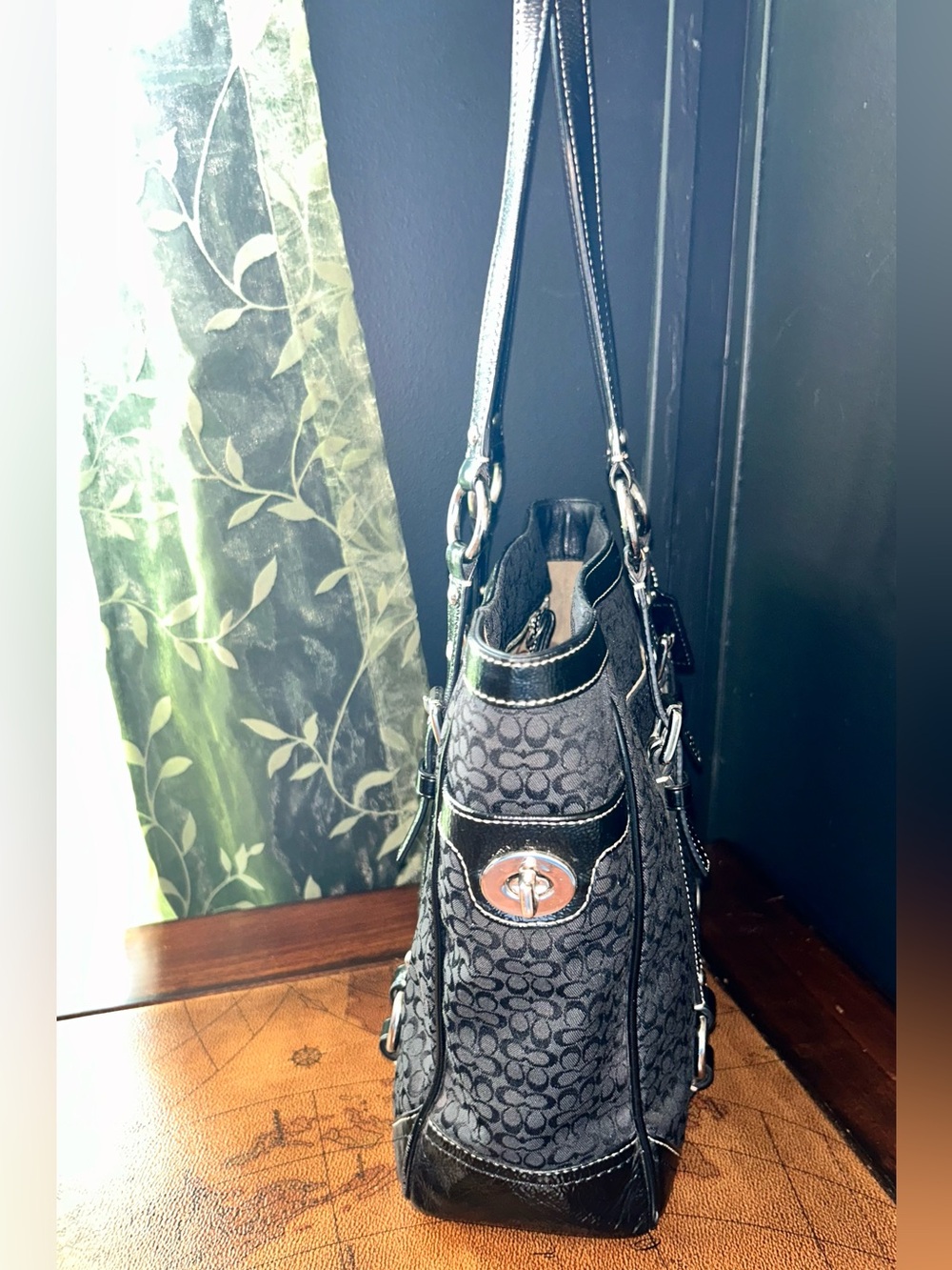COACH Gallery Tote Signature Black
Jacquard Patent Leather D0849-F12344 - Picture 6 of 17